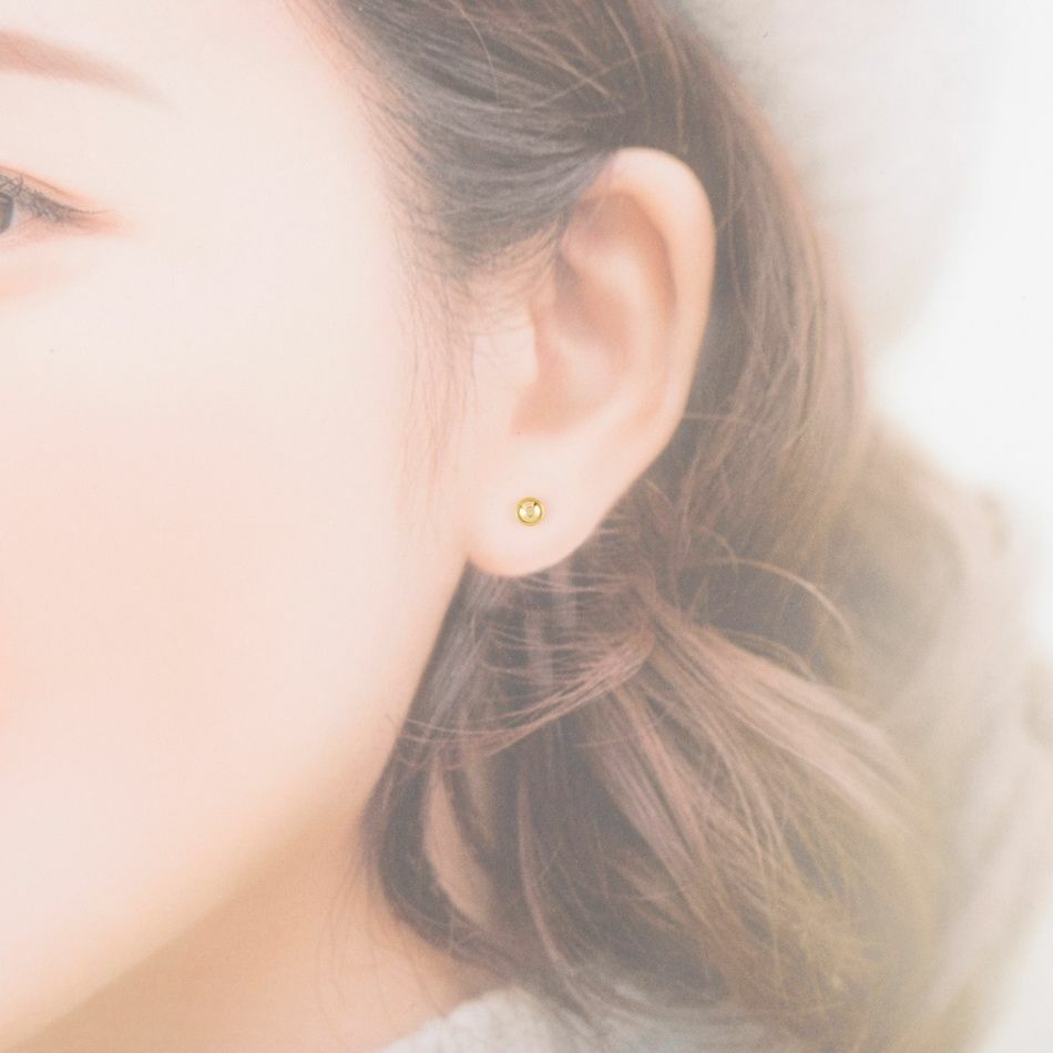 お椀皿 4mm ピアス ゴールド 着用イメージ