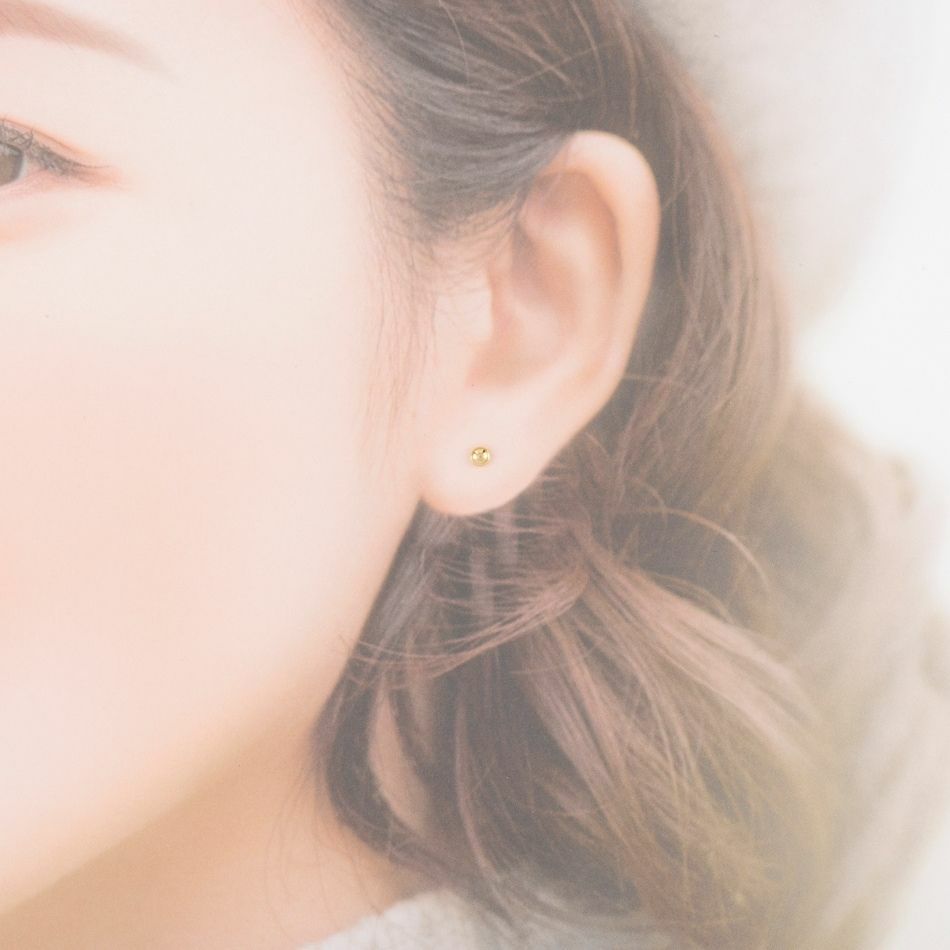 お椀皿 3mm ピアス ゴールド 着用イメージ