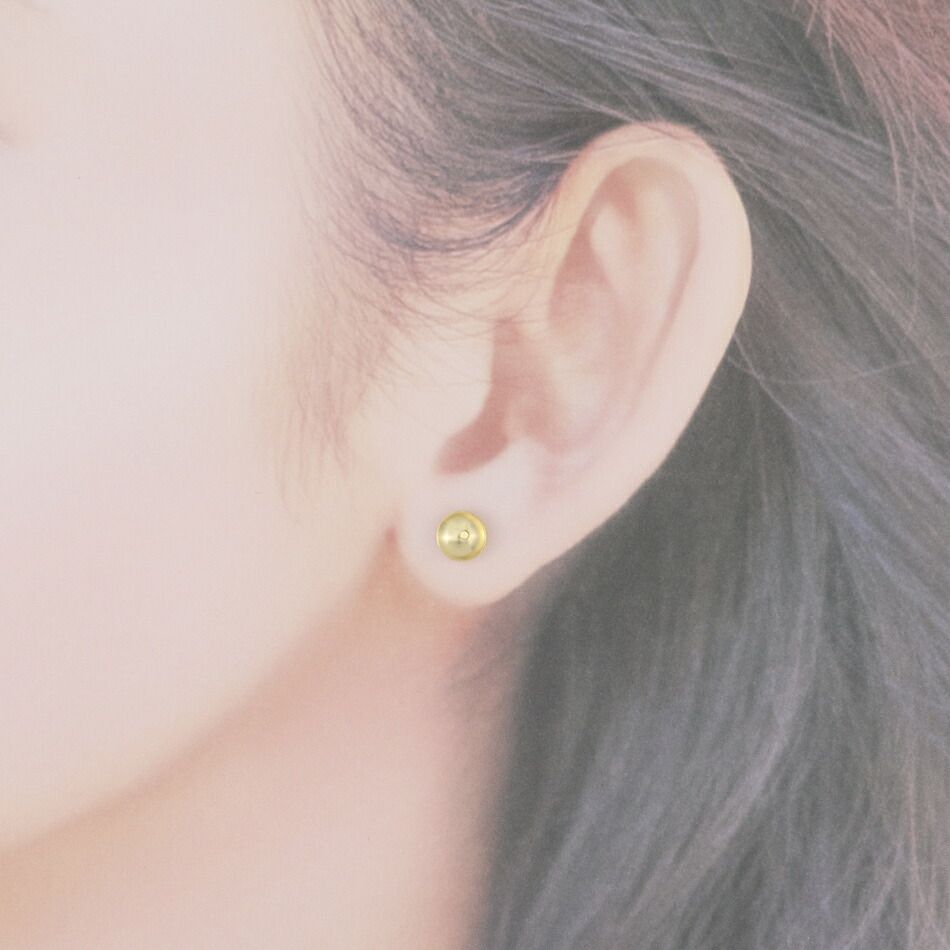 お椀皿 6mm ピアス ゴールド 着用イメージ