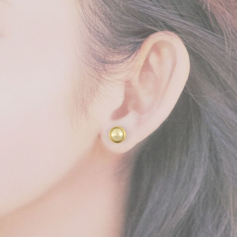 お椀皿 8mm ピアス ゴールド 着用イメージ