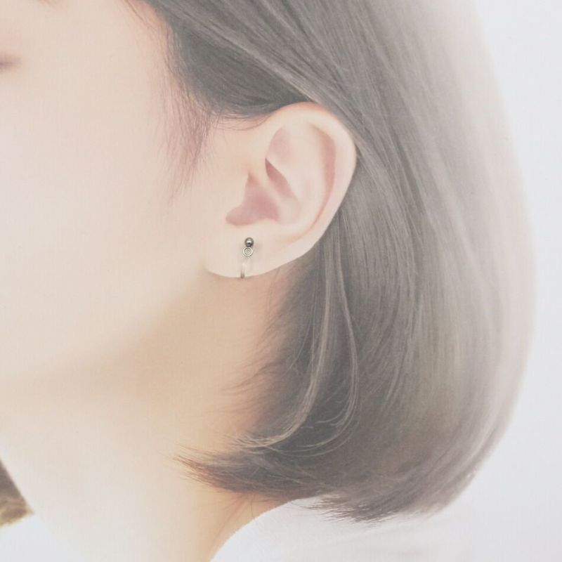 カン付き ノンホールピアス シルバー 着用イメージ