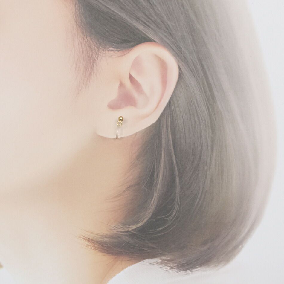 カン付き ノンホールピアス ゴールド 着用イメージ