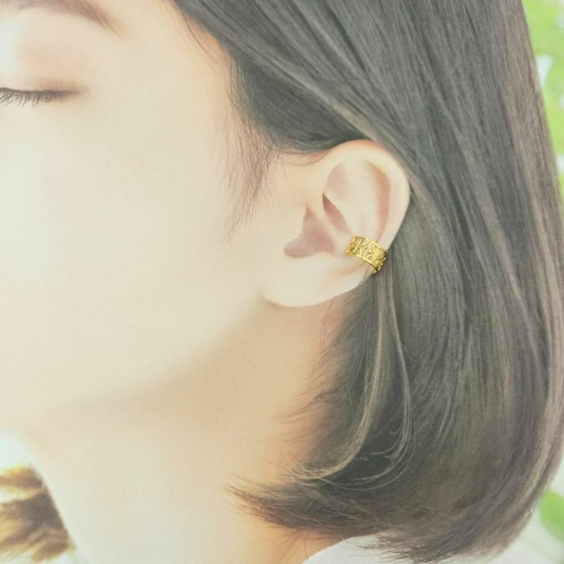 イヤーカフ 透かし デザイン ゴールド 着用イメージ