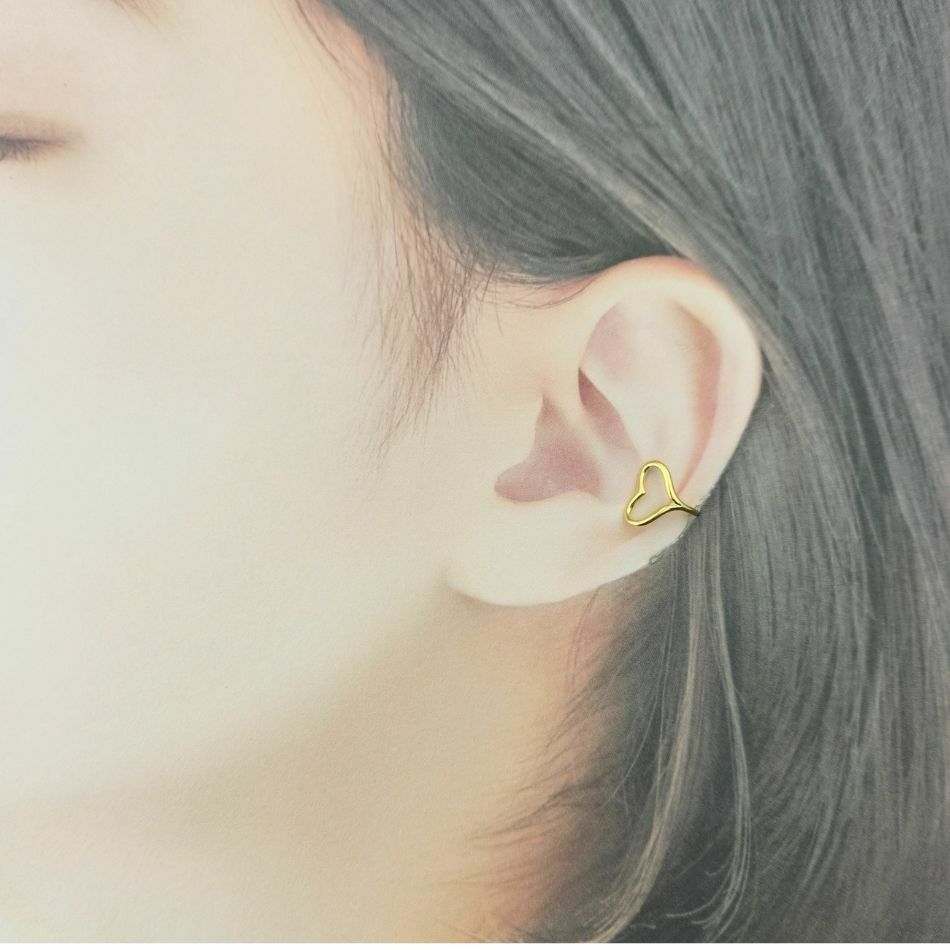 イヤーカフ 玉付き ハート ゴールド 着用イメージ