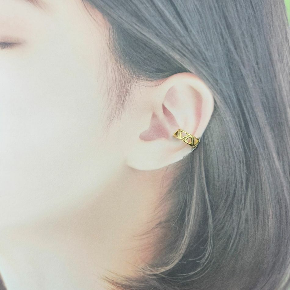 イヤーカフ トライアングル ゴールド 着用イメージ