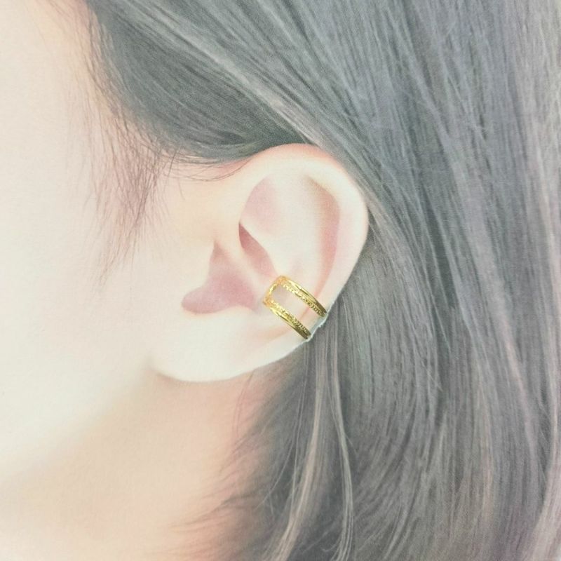イヤーカフ ツイン ライン ゴールド 着用イメージ